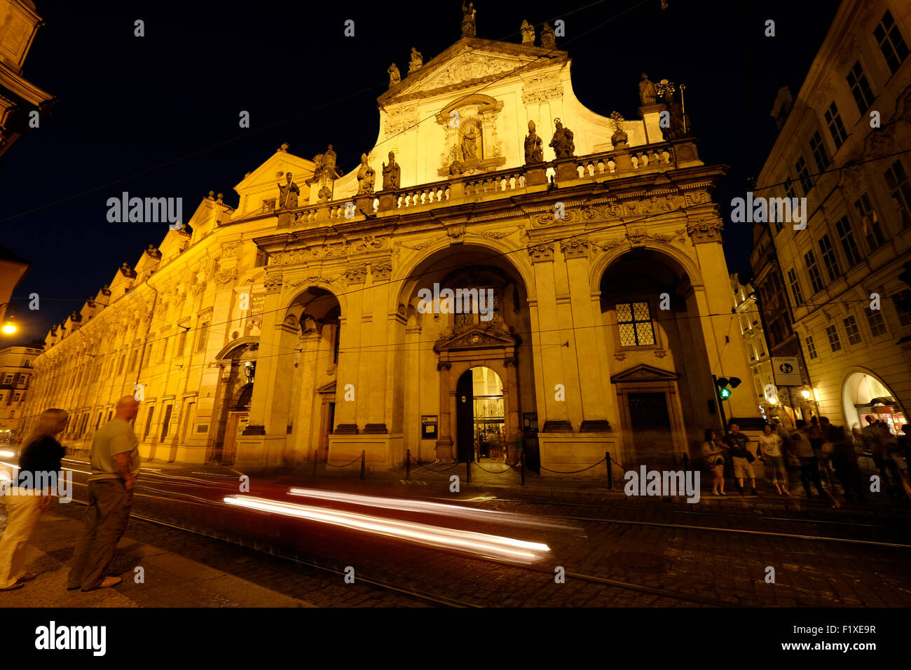 Inquadratura notturna della Chiesa del Santissimo Salvatore a Praga Repubblica Ceca, Europa Foto Stock