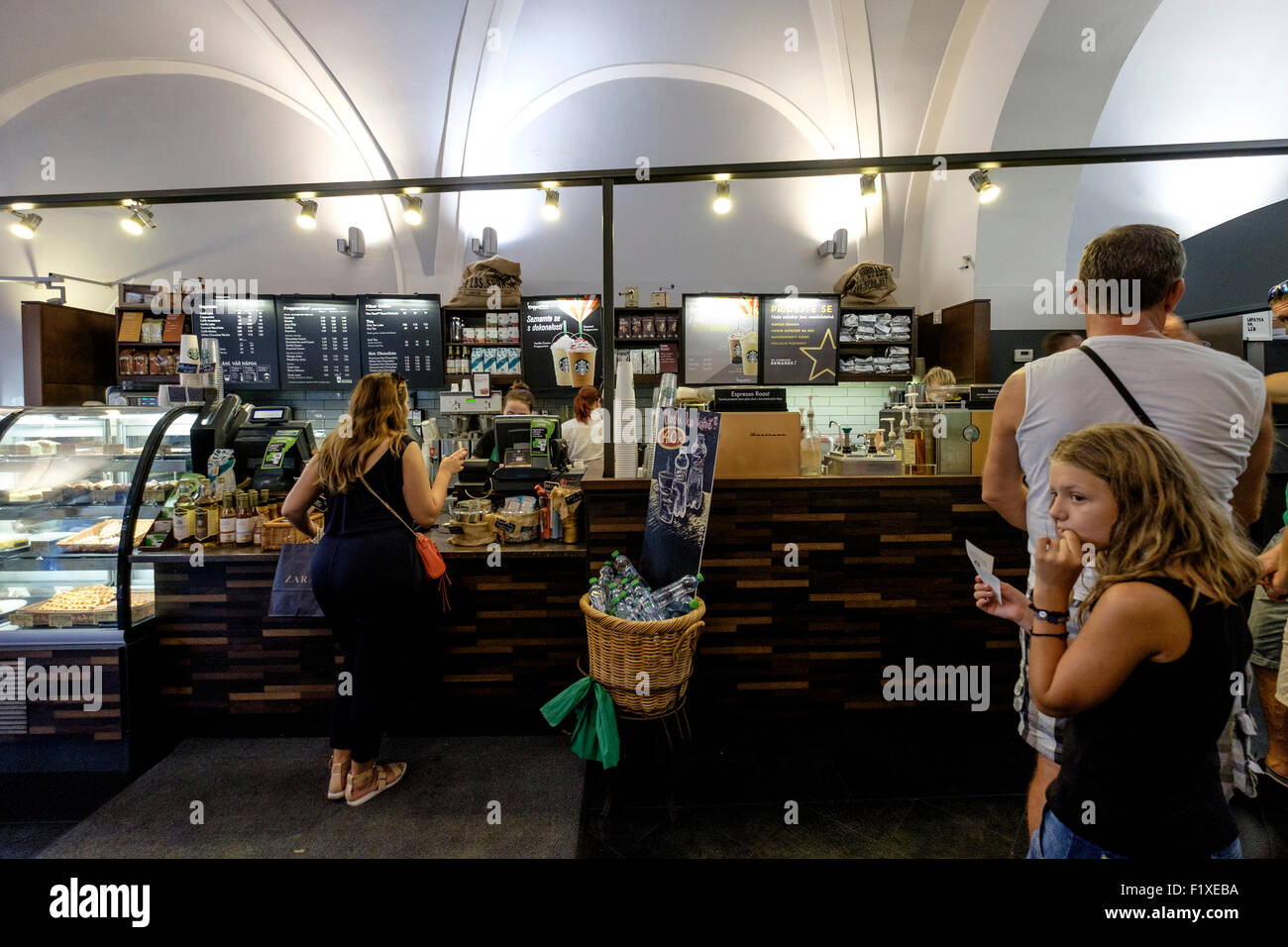 Starbucks Coffee interno in Praga Repubblica Ceca, Europa Foto Stock