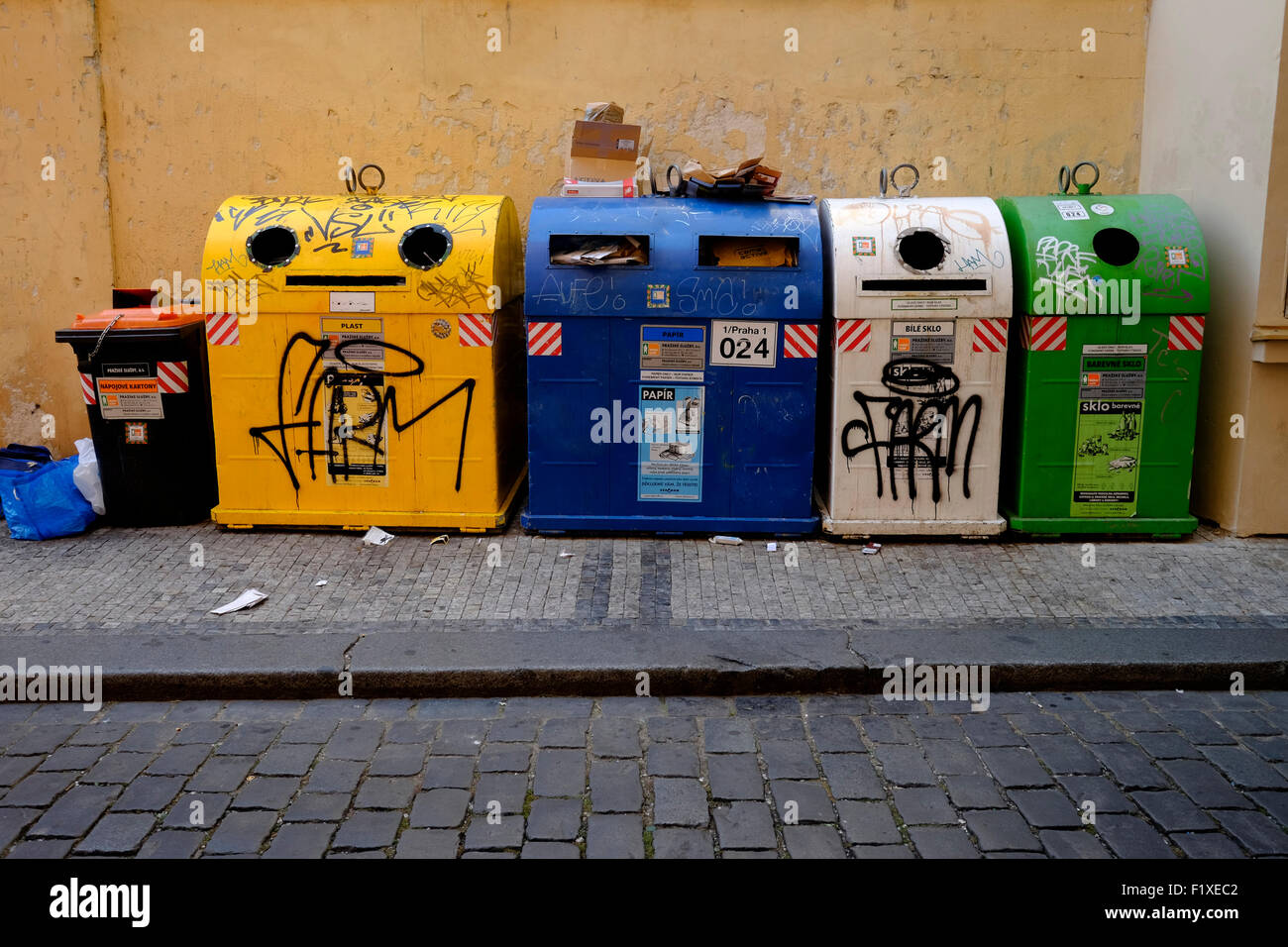 Fila di cassonetti per il riciclaggio a Praga, Repubblica Ceca Foto Stock