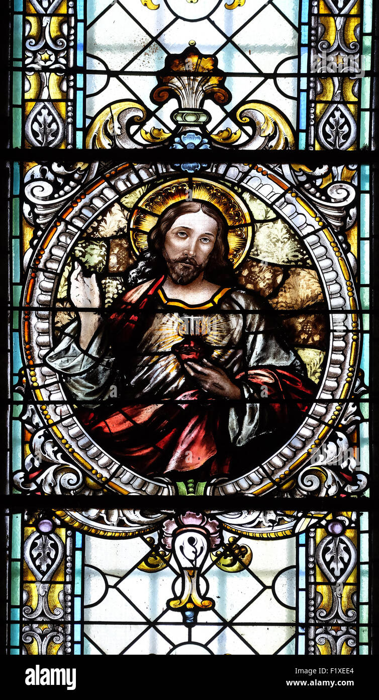 Sacro Cuore di Gesù, vetrata nella cattedrale di San Nicola di Novo Mesto in Slovenia il 30 giugno 2015 Foto Stock