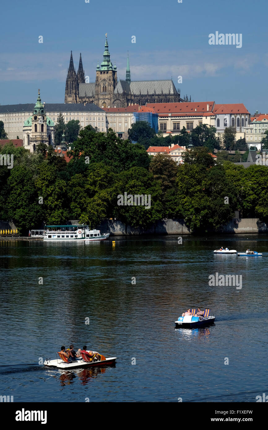 La gente a cavallo di un pedale barca sul fiume Moldava a Praga Repubblica Ceca, Europa Foto Stock