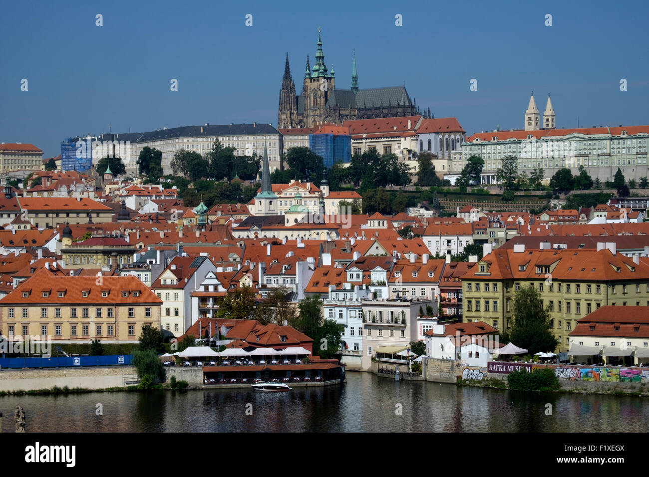 Lo skyline di Praga con la Cattedrale di San Vito e il Castello di Hradčany, Praga, Repubblica Ceca Foto Stock