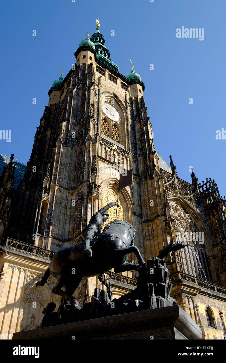 St George statua accanto alla cattedrale di San Vito torre sud a Praga Repubblica Ceca, Europa Foto Stock