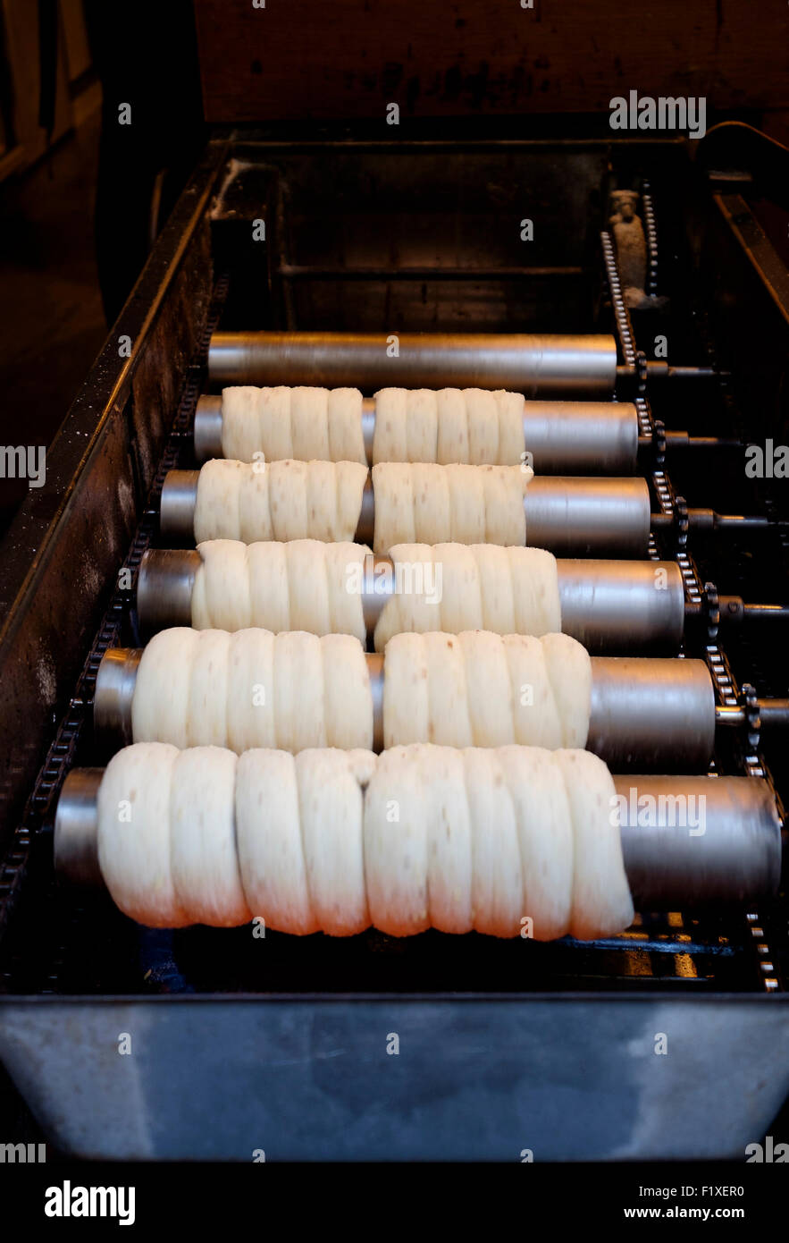 Skalický Trdelnik - tipico cannella bun snack a Praga Repubblica Ceca, Europa Foto Stock