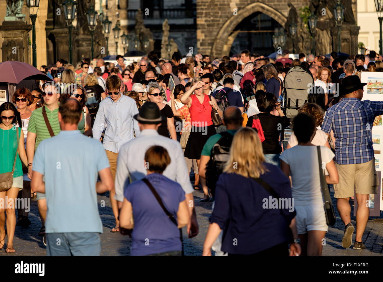 La gente sul Ponte Carlo a Praga Repubblica Ceca, Europa Foto Stock