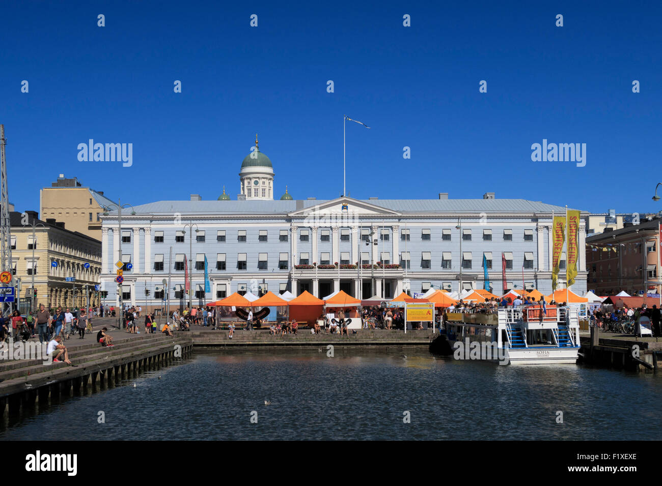 La piazza del mercato e il Municipio di Helsinki, Finlandia Foto Stock
