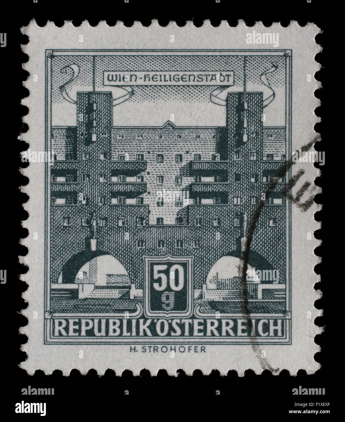 Timbro stampato in Austria mostra Karl Marx Hof da Karl Ehn architetto, a Heiligenstadt, Vienna, serie, circa 1959 Foto Stock