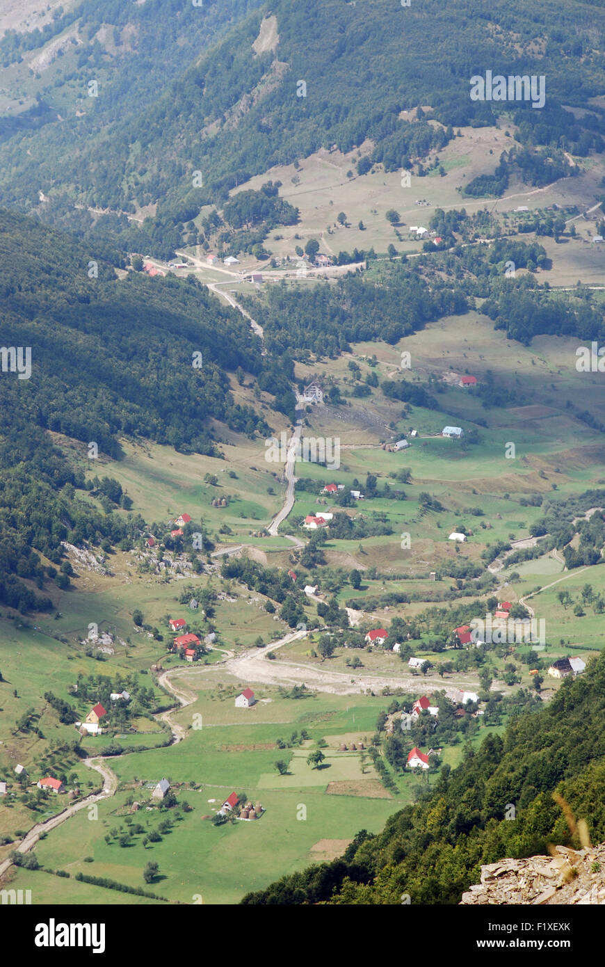 Il villaggio albanese di Lepushe visto da un punto alto nel maledetto montagne vicino al vertice di Talijanca nei Balcani Foto Stock