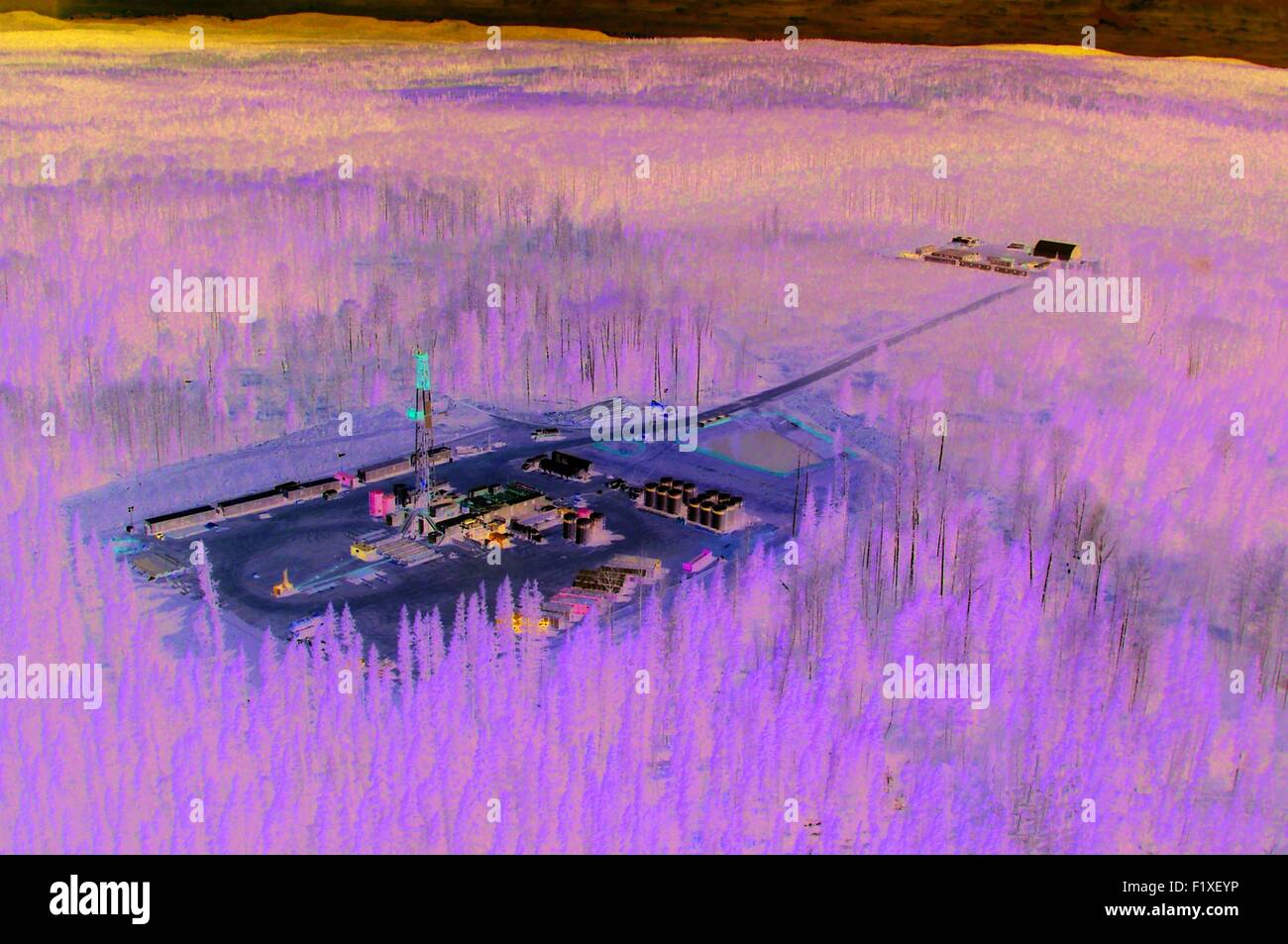 Vista aerea di una fase esplorativa ben essendo forati per il Fort Nelson progetto dimostrativo per la pianura di riduzione delle emissioni di CO2 nel partenariato Fort Nelson, British Columbia. I progetti PCOR memorizzerà il biossido di carbonio rifiuti in formazioni saline profonde per una lunga durata di stoccaggio geologico per ridurre le emissioni. Foto Stock Vista aerea di una fase esplorativa ben essendo forati per il Fort Nelson progetto dimostrativo per la pianura di riduzione delle emissioni di CO2 nel partenariato Fort Nelson, British Columbia. I progetti PCOR memorizzerà il biossido di carbonio rifiuti in formazioni saline profonde per una lunga durata di stoccaggio geologico per ridurre le emissioni. Foto Stock