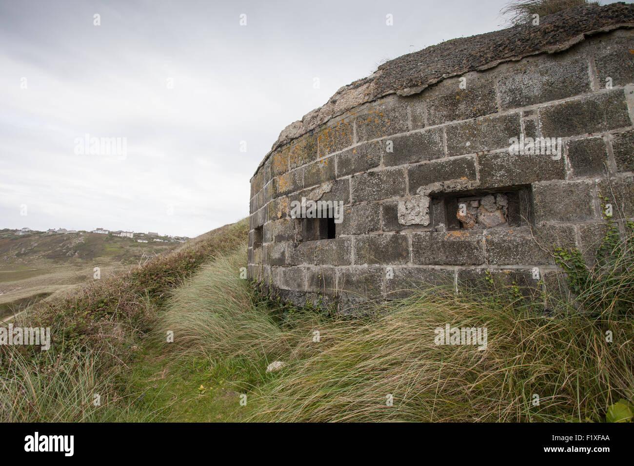 Le difese costiere, Sennen Cove, DORSET REGNO UNITO. Scatola di pillole dalla seconda guerra mondiale - una mitragliatrice post che ha difeso la costa da attacco nemico. Foto Stock