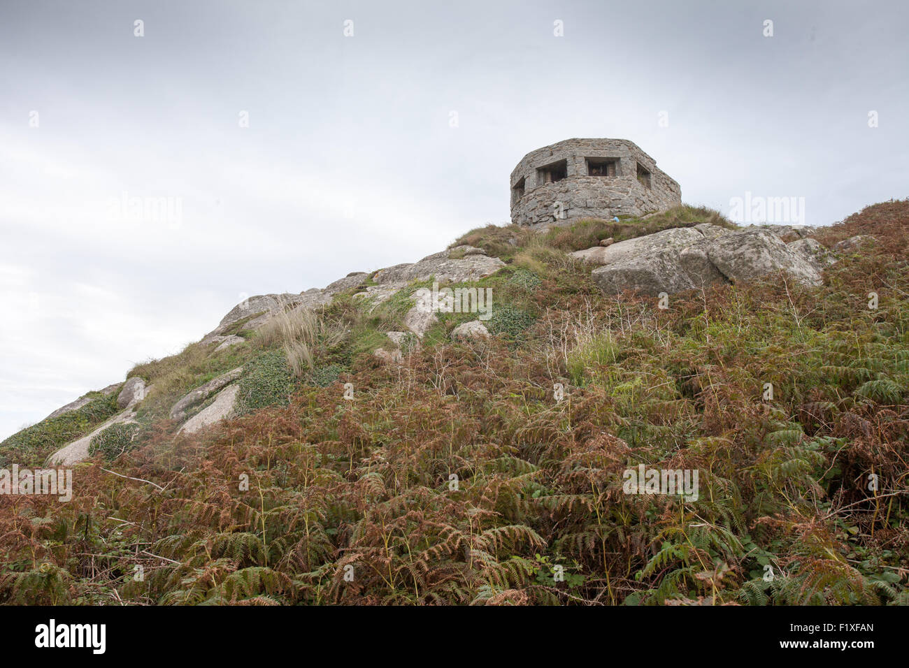 Le difese costiere, Sennen Cove, DORSET REGNO UNITO. Scatola di pillole dalla seconda guerra mondiale - una mitragliatrice post che ha difeso la costa da attacco nemico. Foto Stock