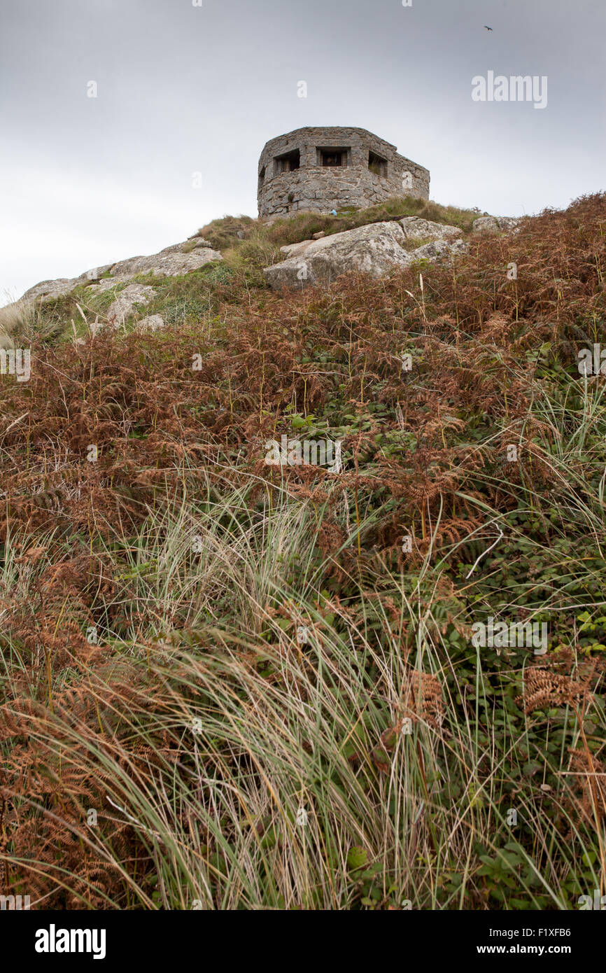 Le difese costiere, Sennen Cove, DORSET REGNO UNITO. Scatola di pillole dalla seconda guerra mondiale - una mitragliatrice post che ha difeso la costa da attacco nemico. Foto Stock