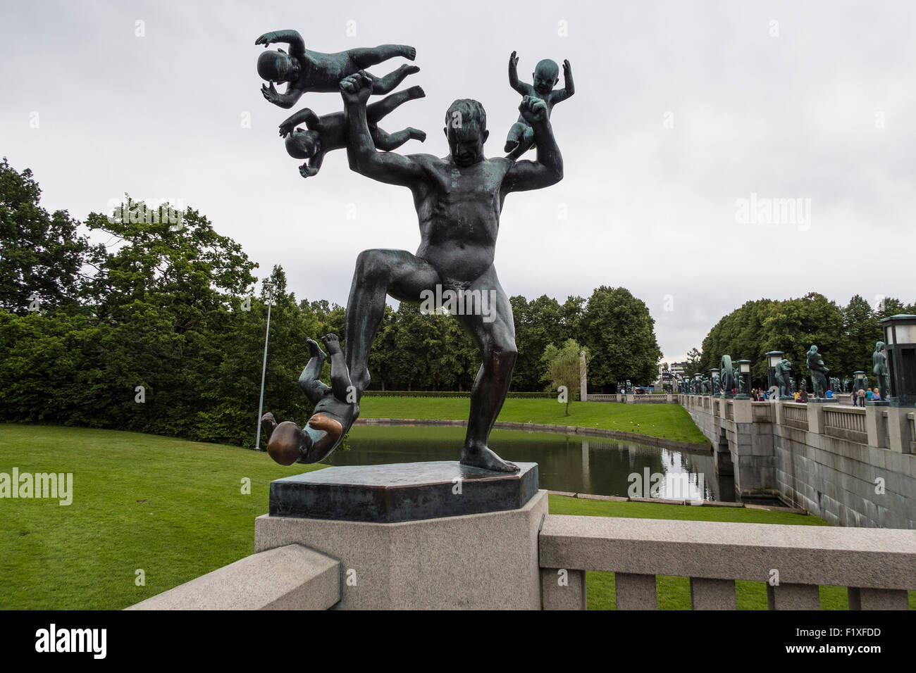 Statua in bronzo dello scultore Gustav Vigeland al Parco Frogner di Oslo, Norvegia Foto Stock