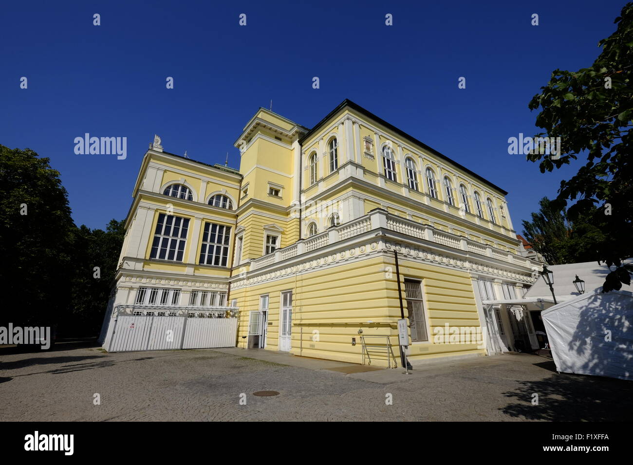 Palazzo Žofín sull'isola slava, Praga, Repubblica Ceca, Europa Foto Stock