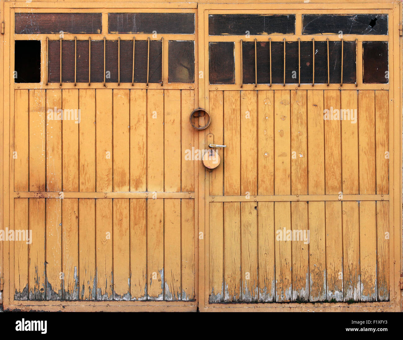 Vecchio garage in legno cancello con lucchetto, foto di sfondo texture Foto Stock