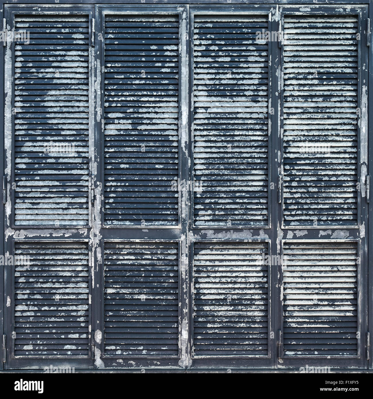 Vecchia porta di metallo con il vecchio strato di vernice, texture di sfondo Foto Stock