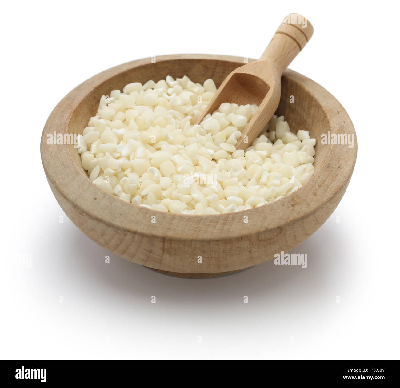 Asciugare i kernel canjica, brasiliano di mais bianco isolato su sfondo bianco Foto Stock