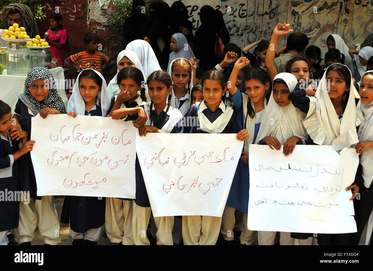 Gli studenti stanno protestando per le riforme dell'istruzione in occasione di alfabetizzazione universale giorno, al di fuori di Hyderabad press club il Martedì, Settembre 08, 2015. Foto Stock