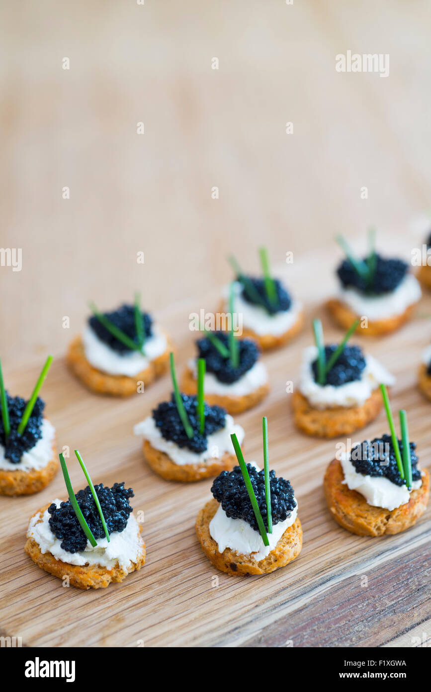 Tartine fatte da crostini con formaggio morbido e alghe "caviale'. Foto Stock