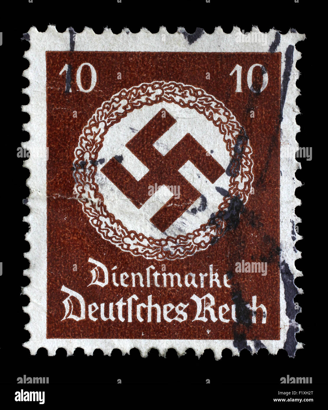 Germania - circa 1942: un francobollo stampato in Germania mostra la svastica in una corona di quercia, circa 1942. Foto Stock