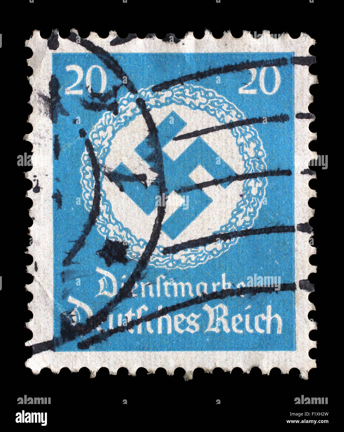 Germania - circa 1942: un francobollo stampato in Germania mostra la svastica in una corona di quercia, circa 1942. Foto Stock