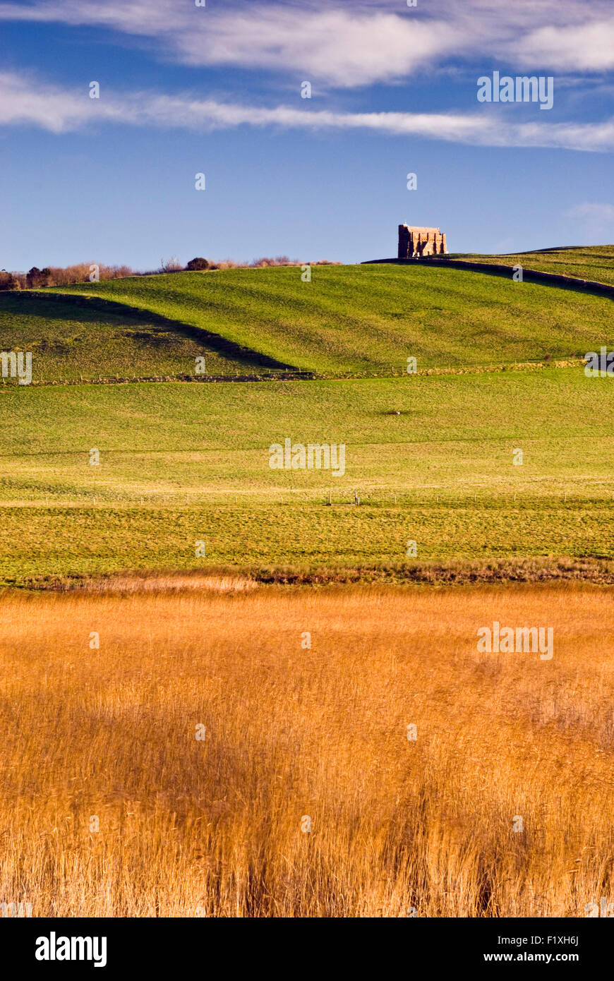 Santa Caterina,s cappella visto dal Chesil Beach a Abbotsbury su Dorset la Jurassic Coast, Inghilterra, Regno Unito. Foto Stock