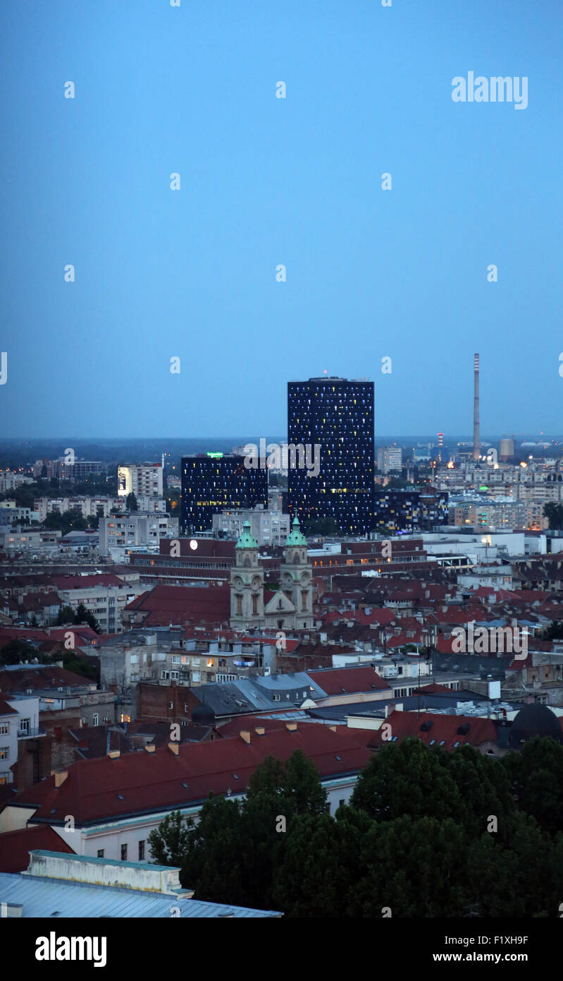 Basilica del Sacro Cuore di Gesù e il nuovo metallo e vetro edifici nel centro di Zagabria, Croazia il 31 maggio 2015 Foto Stock