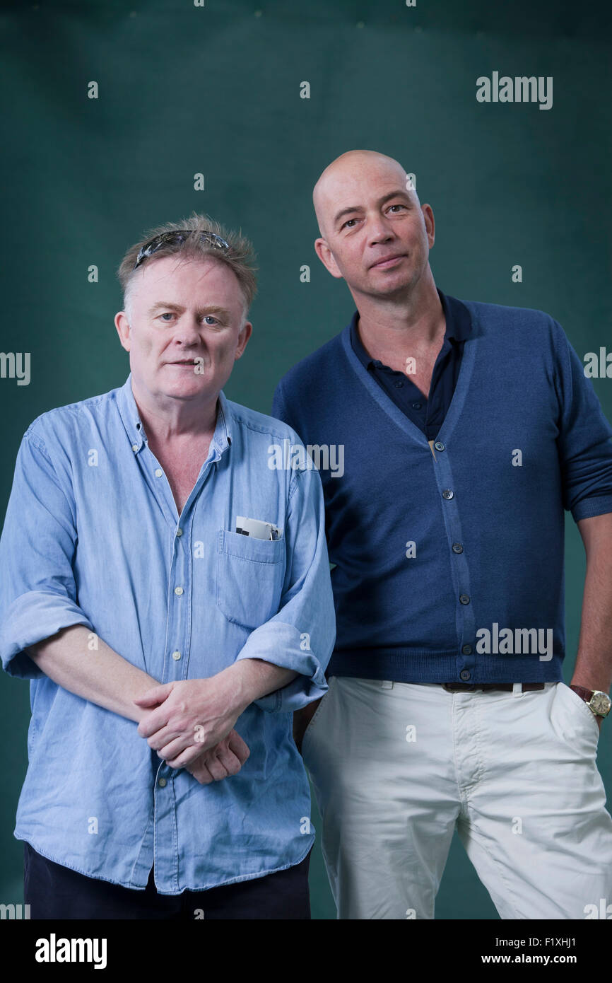 Tom Callaghan (sinistra), il British Crime writer, e Tommy Wieringa, la scrittrice olandese, al Edinburgh International Book Festival 2015. Edimburgo, Scozia. 20 Agosto 2015 Foto Stock