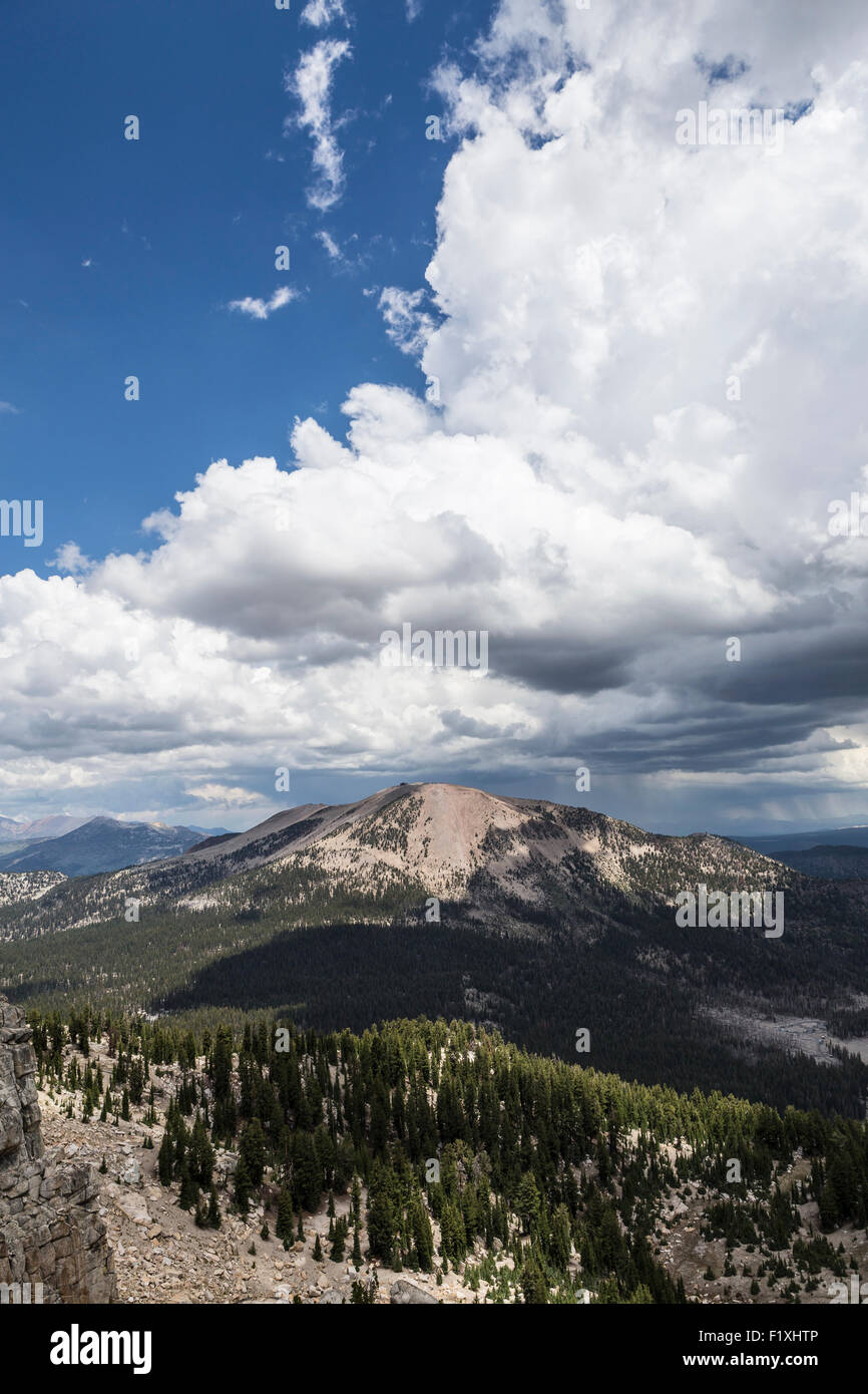 Temporale estivo al di sopra di Mammoth in California della Sierra Nevada. Foto Stock