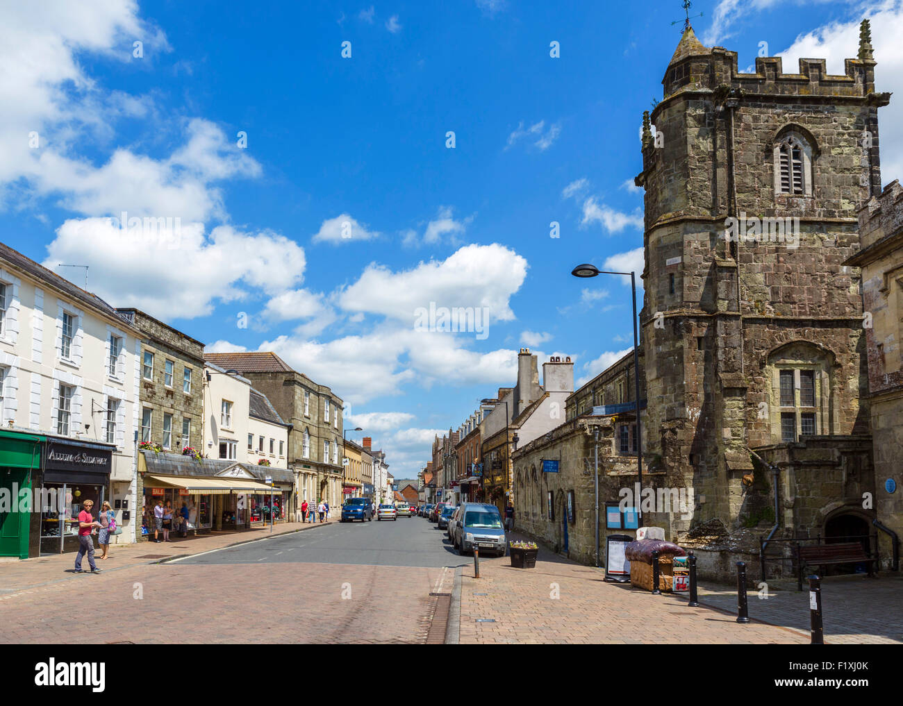 La High Street con la Chiesa di San Pietro a destra, Shaftesbury, Dorset, England, Regno Unito Foto Stock