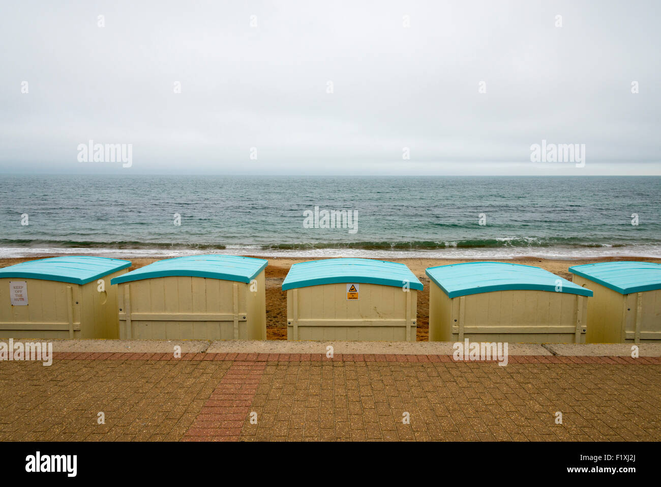 Cabine sulla spiaggia, sulla costa a Ventnor, Isle of Wight UK in grigio nuvoloso meteo Foto Stock