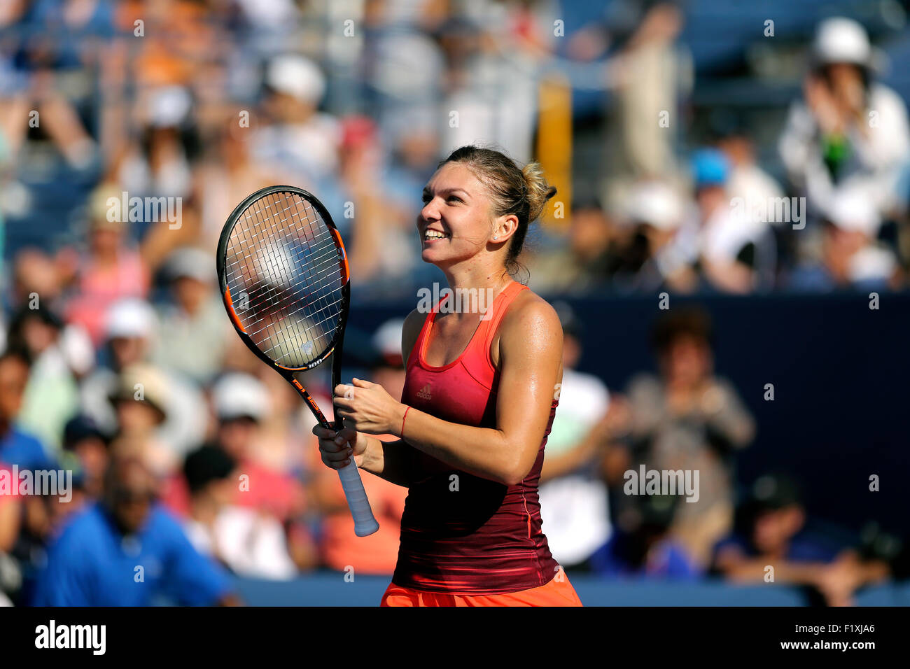 Flushing Meadows, New York, Stati Uniti d'America. 07Th Sep, 2015. Simona Halep, il numero 2 le sementi provenienti dalla Romania, celebra il suo quarto round vittoria su Sabine LISICKI di Germania presso l'U.S. Aperto in Flushing Meadows, New York il 7 settembre 2015. Halep ha vinto la partita in tre set. Credito: Adam Stoltman/Alamy Live News Foto Stock