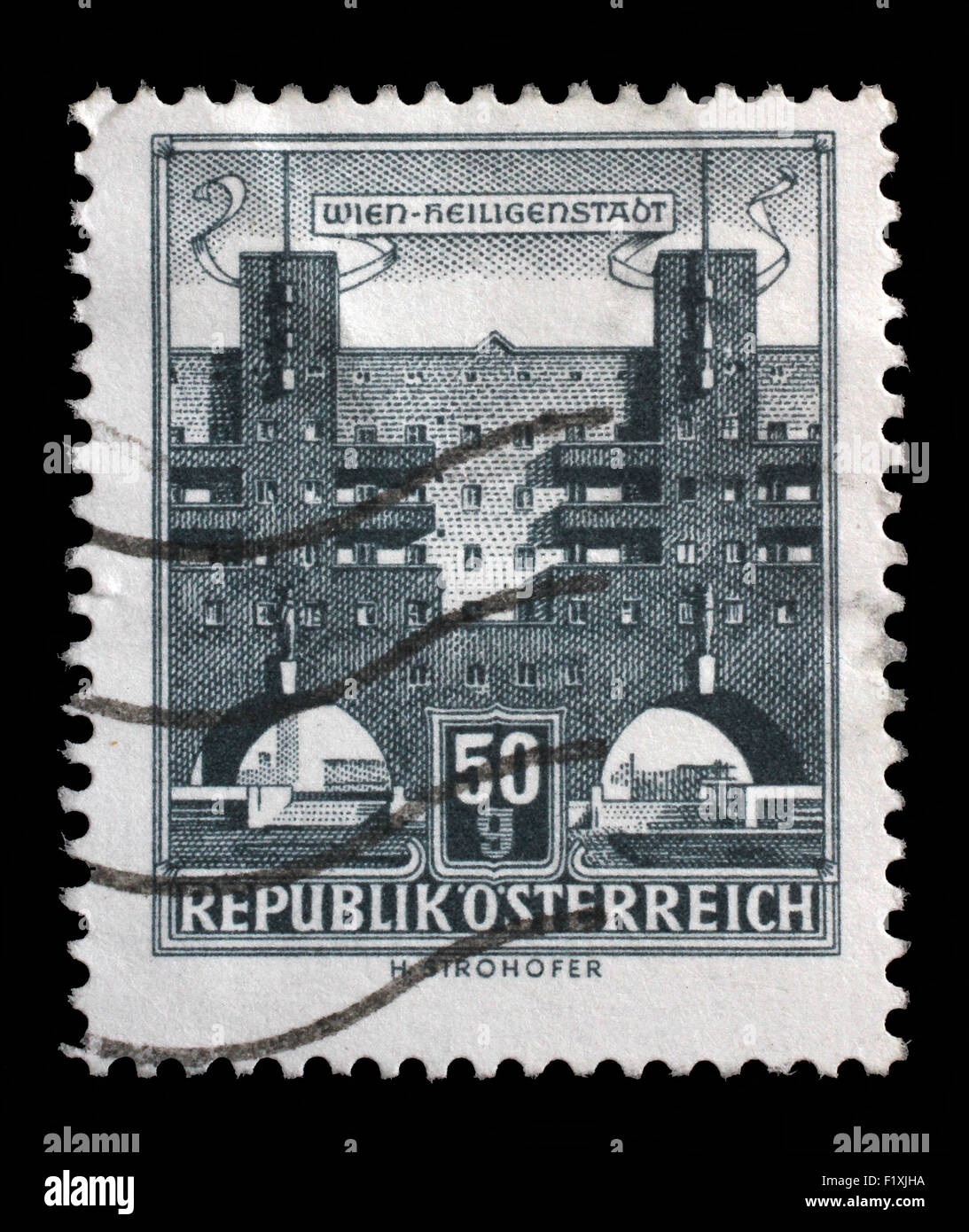 Timbro stampato in Austria mostra Karl Marx Hof da Karl Ehn architetto, a Heiligenstadt, Vienna, serie, circa 1959 Foto Stock