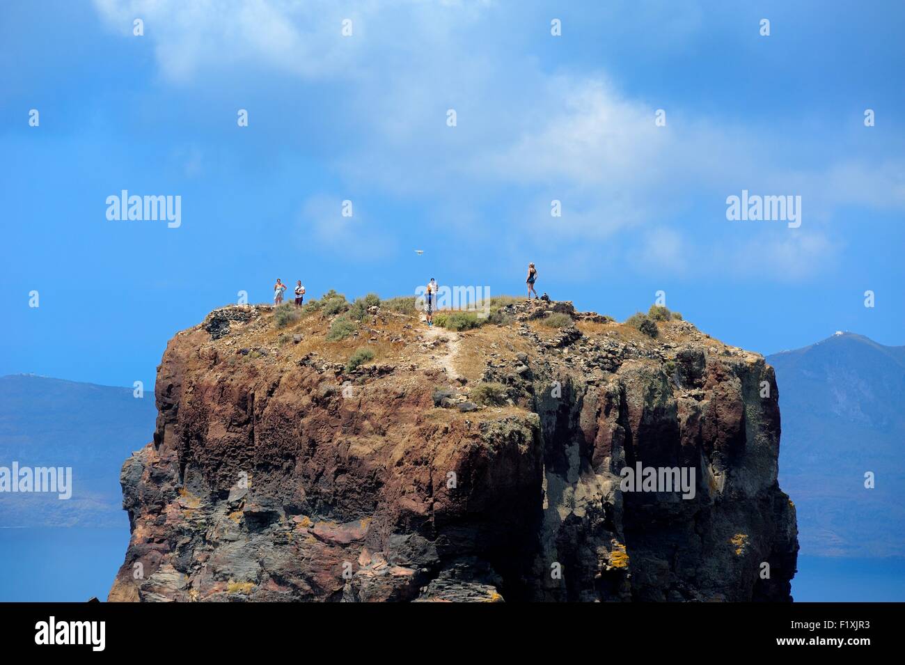 I turisti a piedi sulla cima della roccia Skaros Imerovigli Santorini Grecia Foto Stock