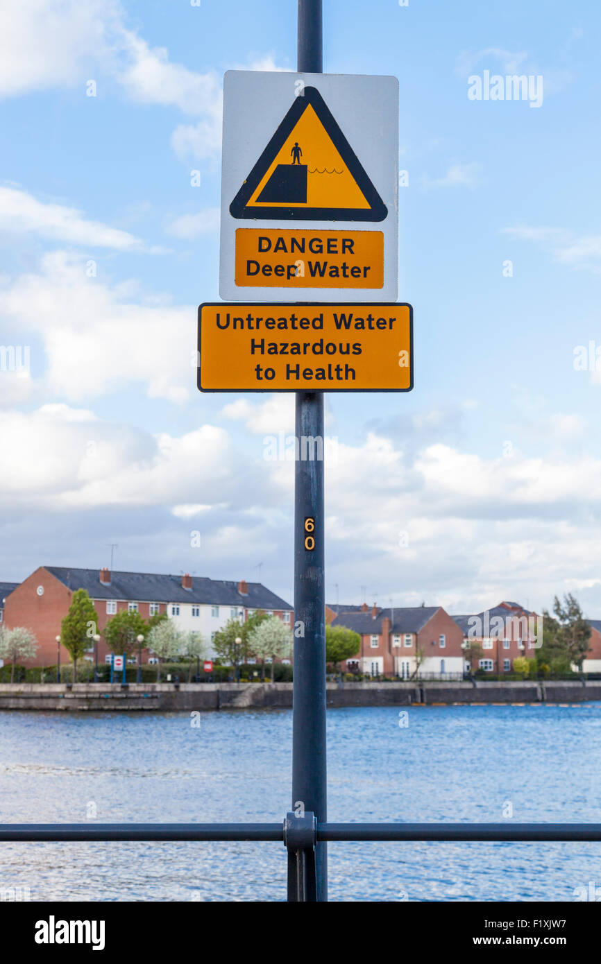 Pericolo in acqua profonda segno con un altro segno di consigliare di acqua non trattata pericolosi per la salute nei pressi di alloggiamento. Manchester, Inghilterra, Regno Unito Foto Stock