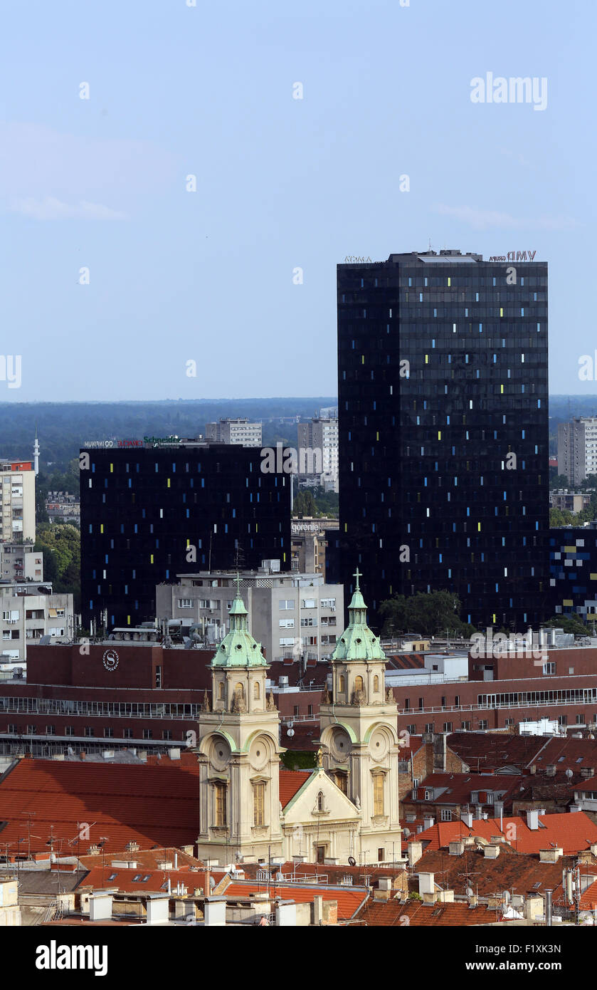 Basilica del Sacro Cuore di Gesù e il nuovo metallo e vetro edifici nel centro di Zagabria, Croazia il 31 maggio 2015 Foto Stock