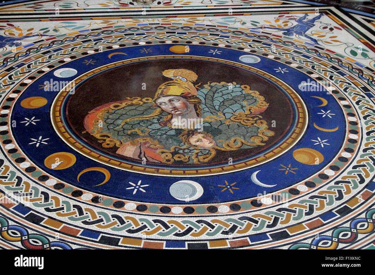 Athena con egida. Mosaico. Museo Pio-Clementino. Ristoranti a croce greca. Musei Vaticani. Il Vaticano, Roma, Italia. Foto Stock