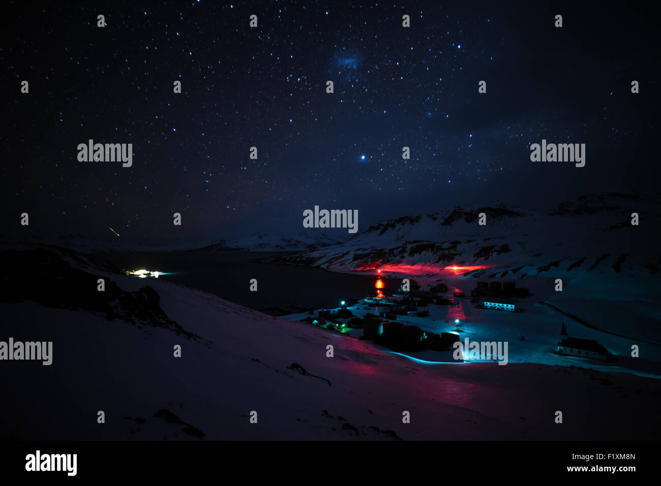 Affacciato su King Edward Cove, Kep e Grytviken abbandonati stazione baleniera su una chiara notte d'inverno in Georgia del Sud. Foto Stock