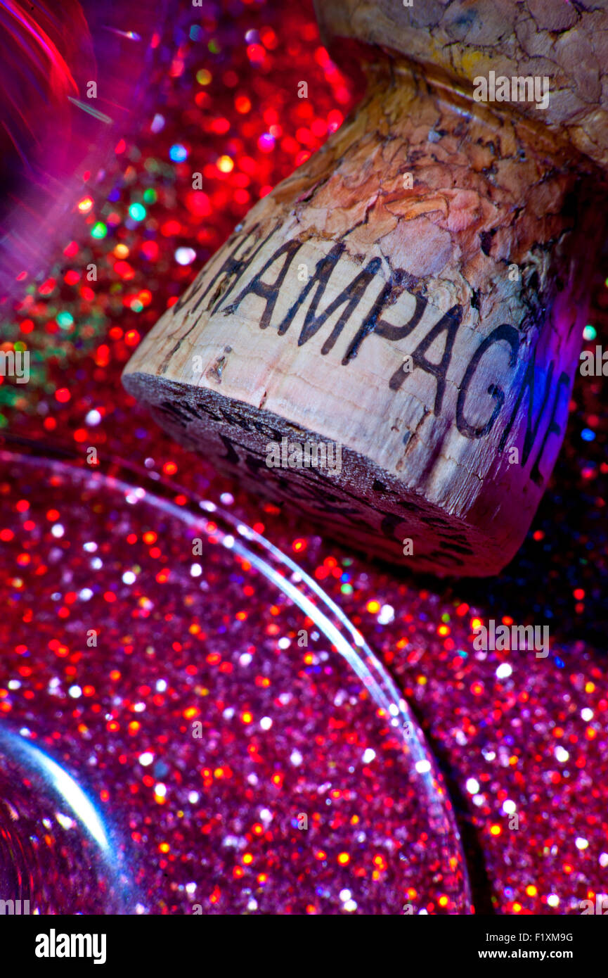 Chiudere il tappo dello champagne e vetro sulla parte frizzante la superficie del tavolo con sistema di illuminazione multicolore Foto Stock