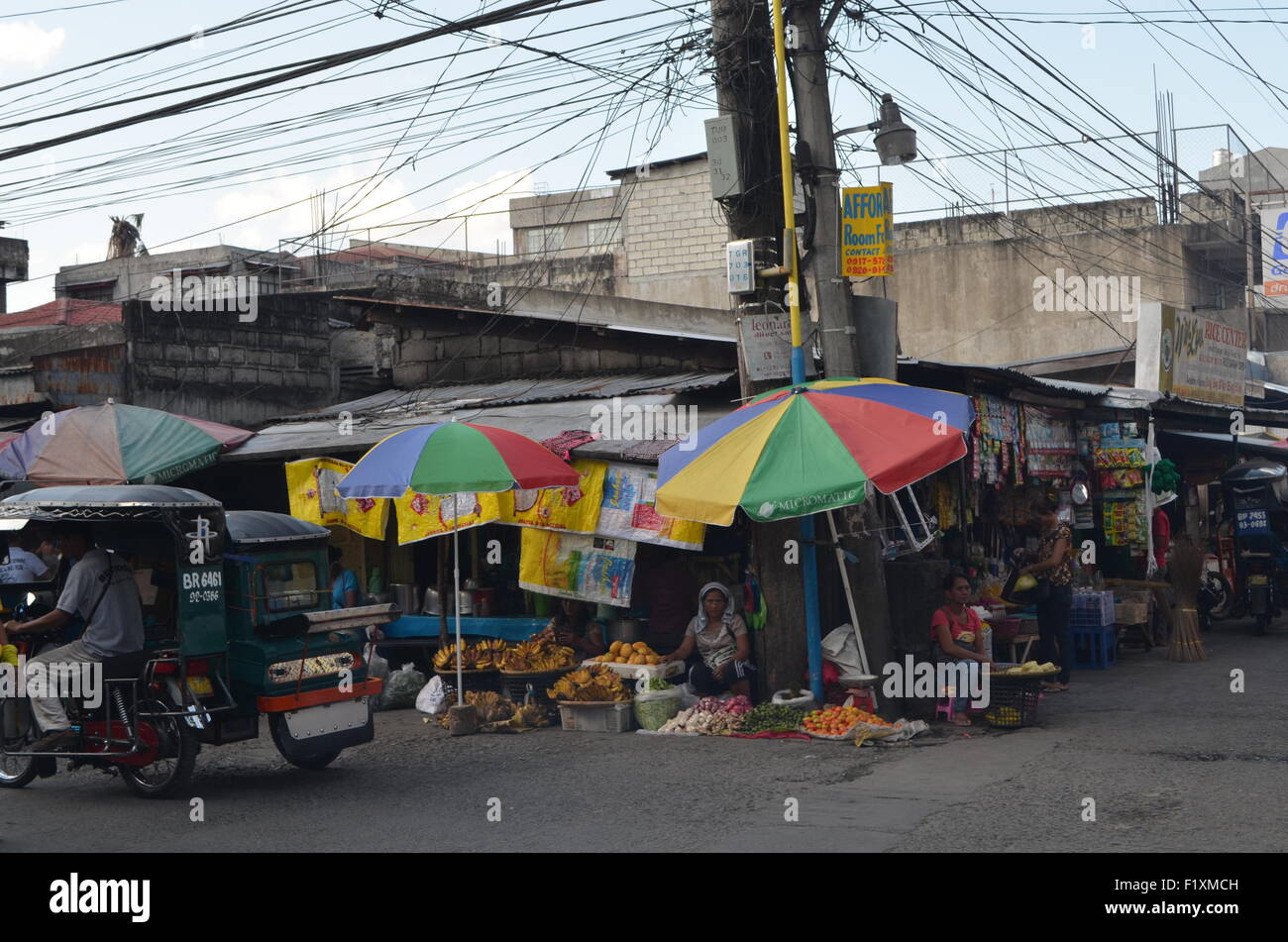 Un mercato di strada Tuguegaro in tutto il territorio del paese è coperto lungo il suo pavimentazioni con thesekind di ombrello'd shopsand si spegne Foto Stock