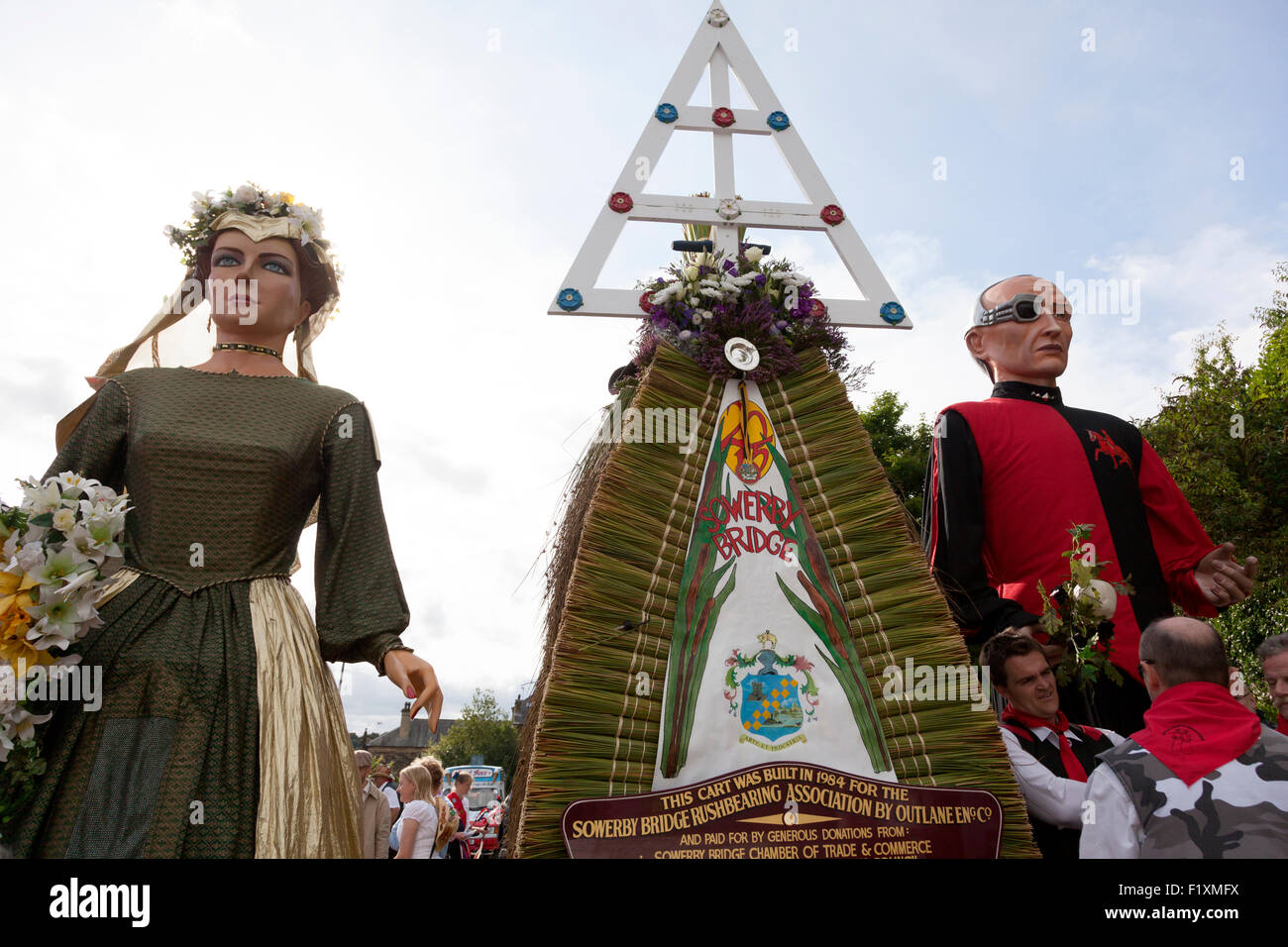 La città di Sheffield giganti 'pace' e 'guerra' con il rushcart presso il festival Rushbearing, Sowerby Bridge, West Yorkshire Foto Stock