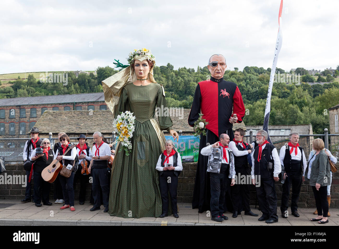 La città di Sheffield giganti 'pace' e 'guerra' presso il festival Rushbearing, Sowerby Bridge, West Yorkshire Foto Stock
