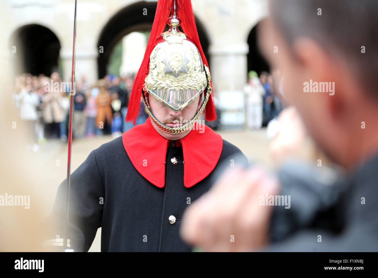 Un membro del bagnino delle Regine durante il cambio della guardia presso la Horse Guards Parade di Londra, Regno Unito Foto Stock