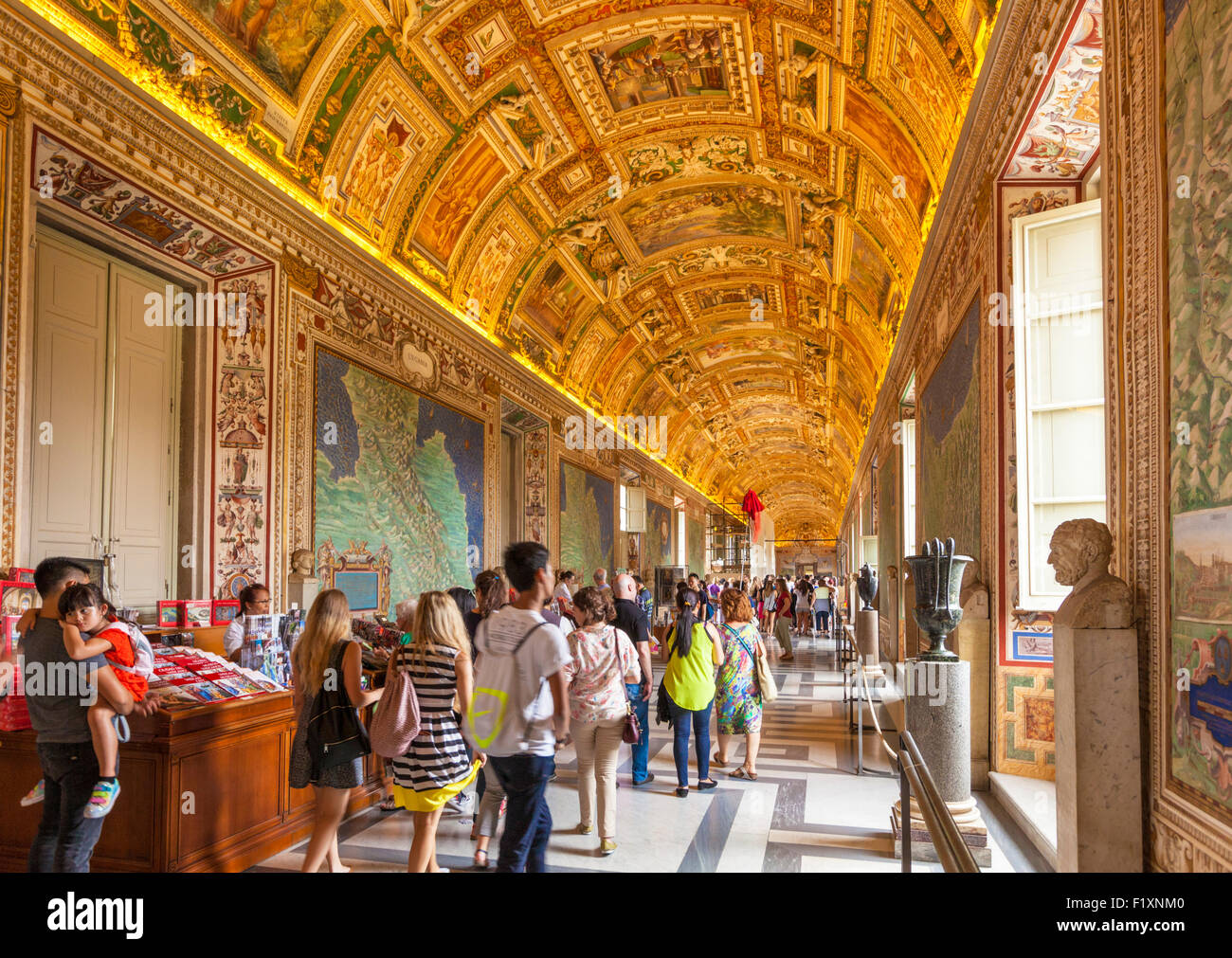 I turisti che visitano la lunga galleria di mappe nei Musei Vaticani Città del Vaticano Roma Italia Europa UE Foto Stock