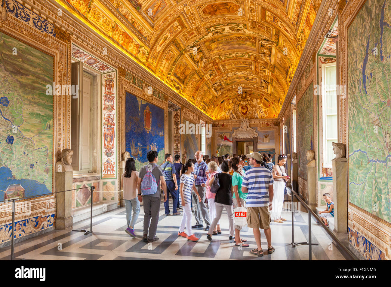 I turisti che visitano la lunga galleria di mappe nei Musei Vaticani Città del Vaticano Roma Italia Europa UE Foto Stock