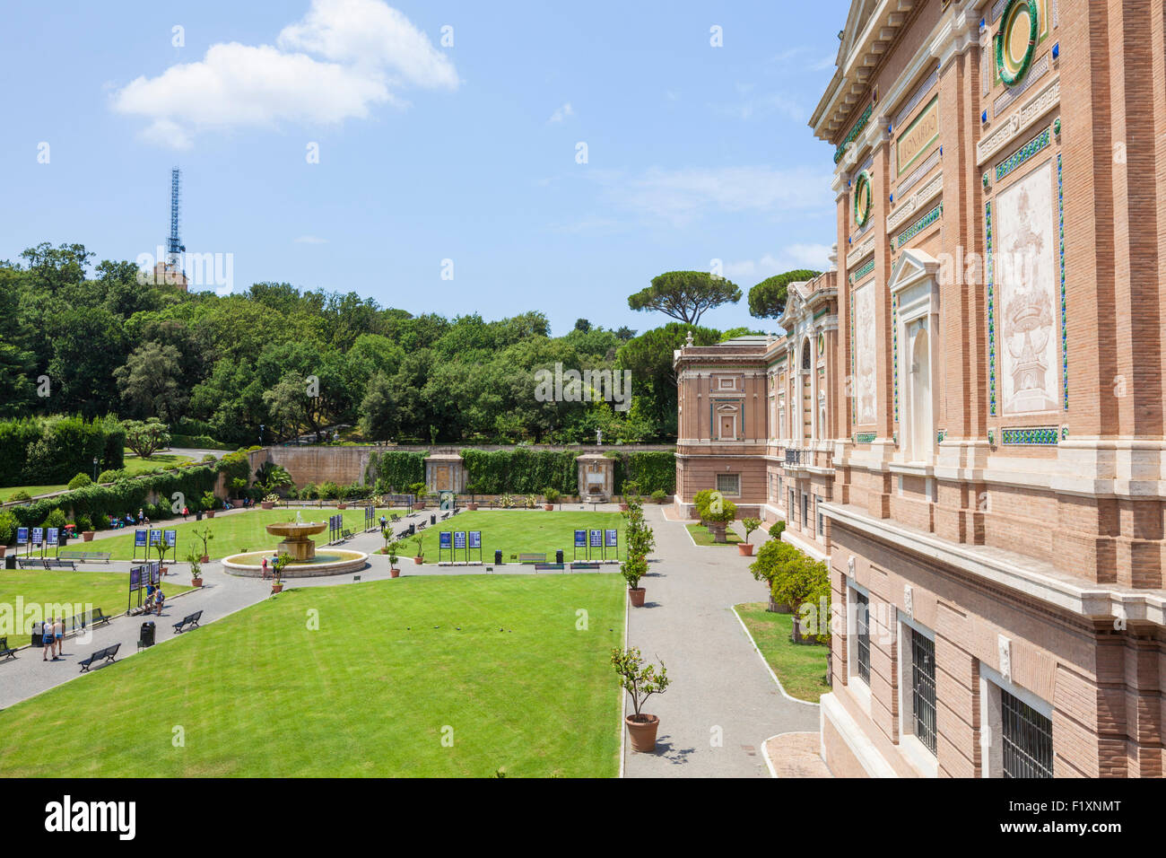 La Galleria ospita la Pinacoteca e il giardino quadrato o piazza giardino al Museo del Vaticano Città del Vaticano Roma Italia Europa UE Foto Stock