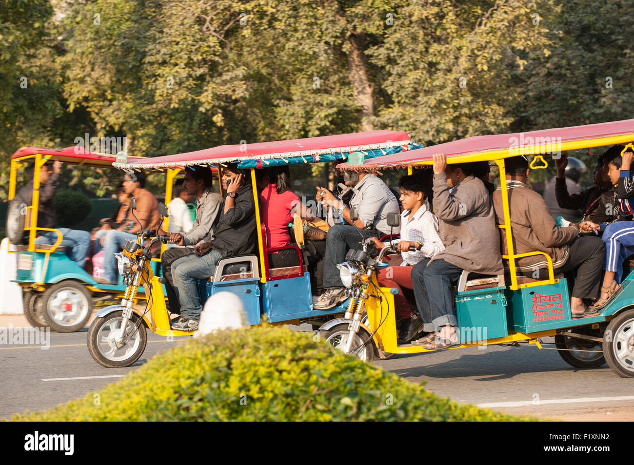 Delhi, India. Tre motorizzato affollato risciò motorizzati. Foto Stock