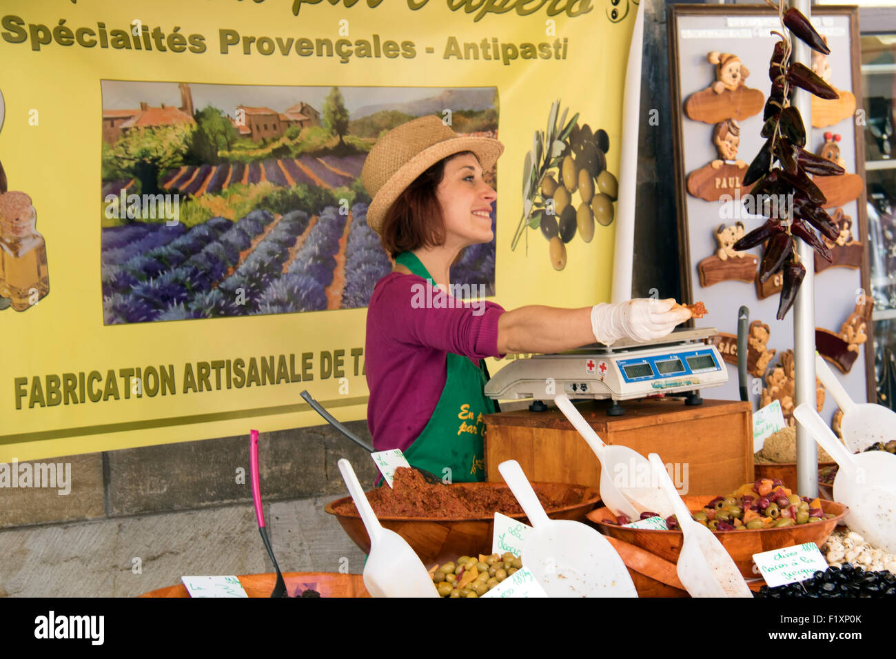 Un stallholder a Sarlat la vendita sul mercato coltivati localmente le olive. Foto Stock