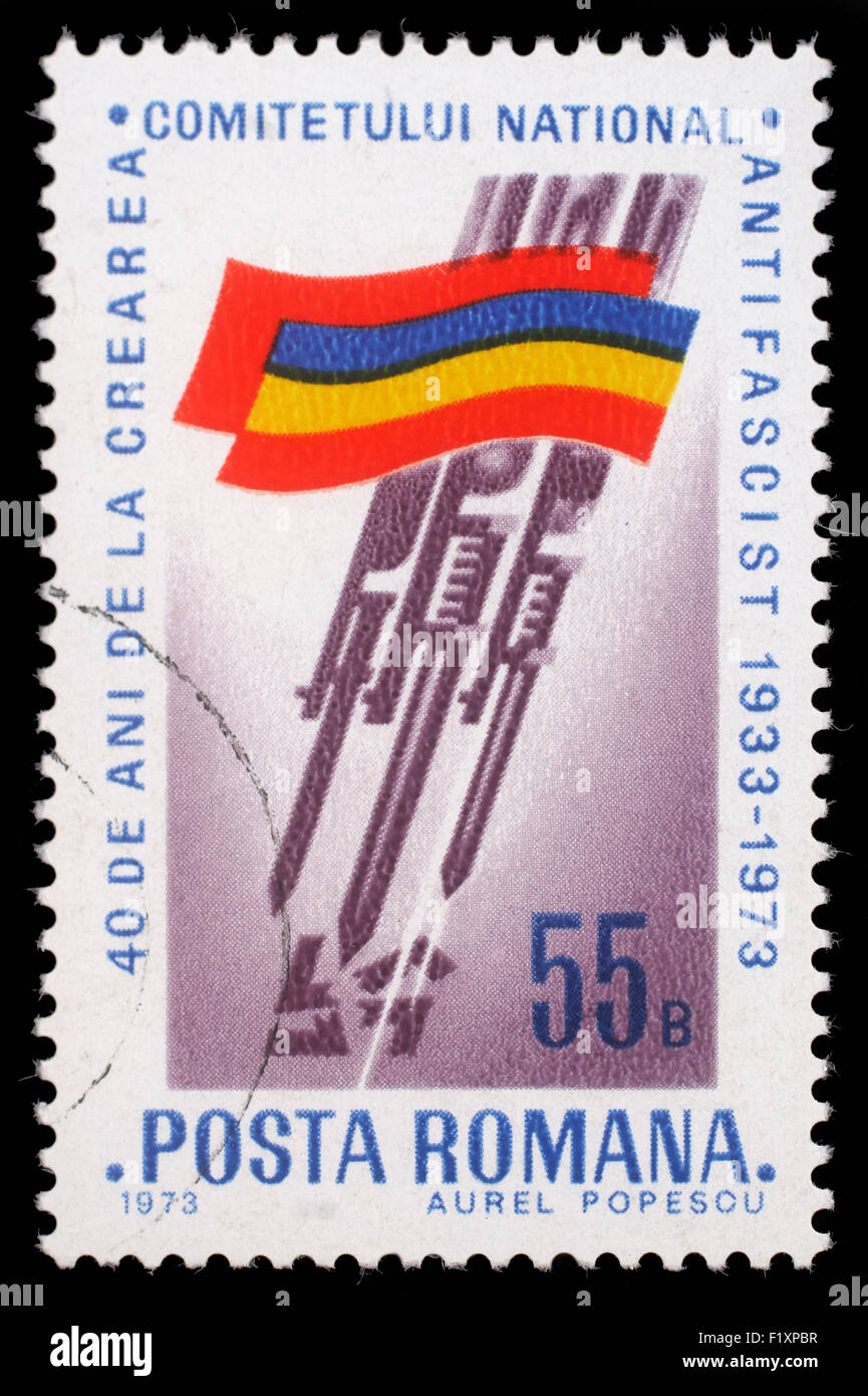 Timbro stampato dalla Romania, mostra bandiera rumena, baionette accoltellato Swastika, circa 1973. Foto Stock
