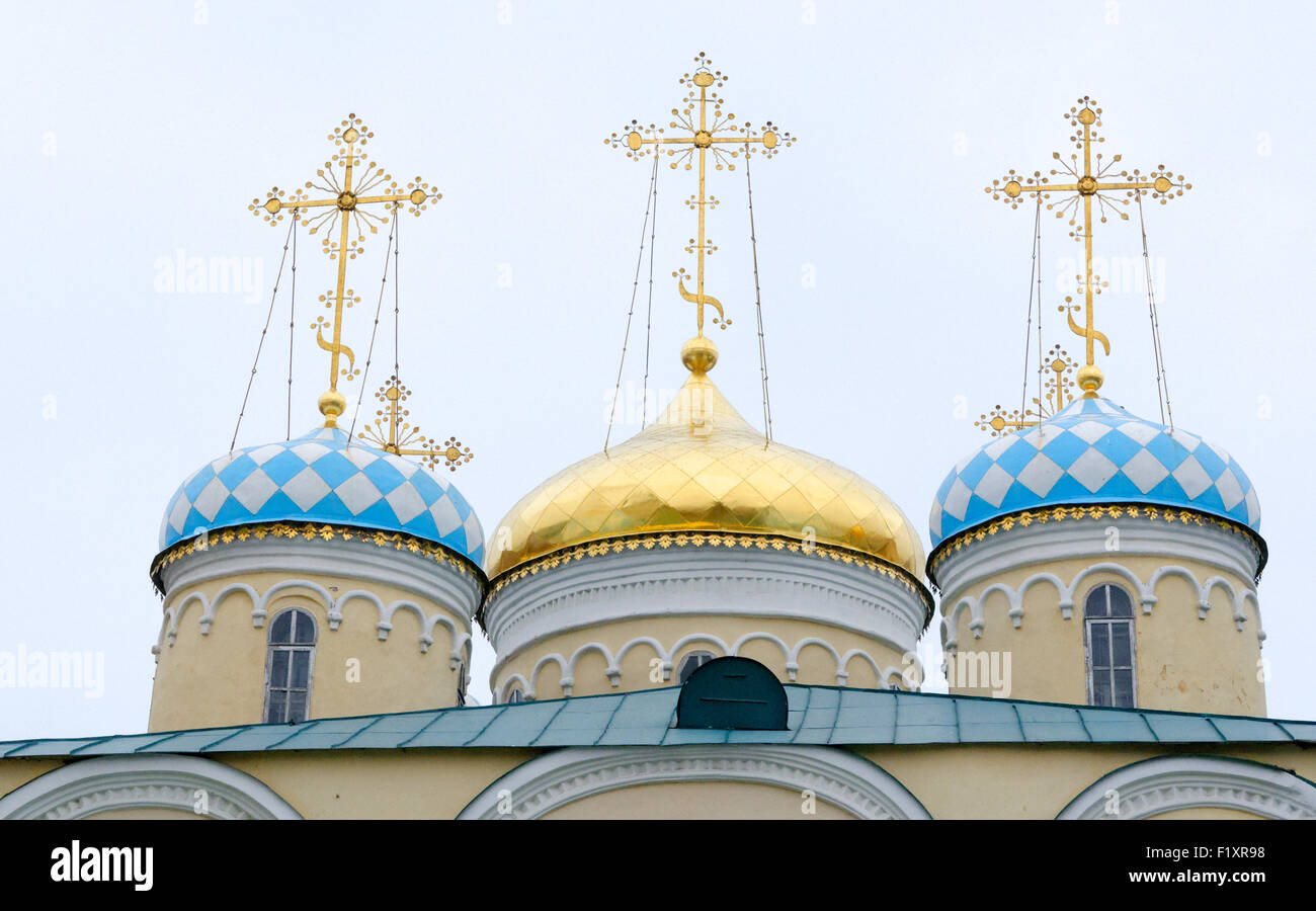 Tre croci dorate sopra le cupole della cattedrale entro il Cremlino di Kazan, architettura russa Tatarstan Foto Stock